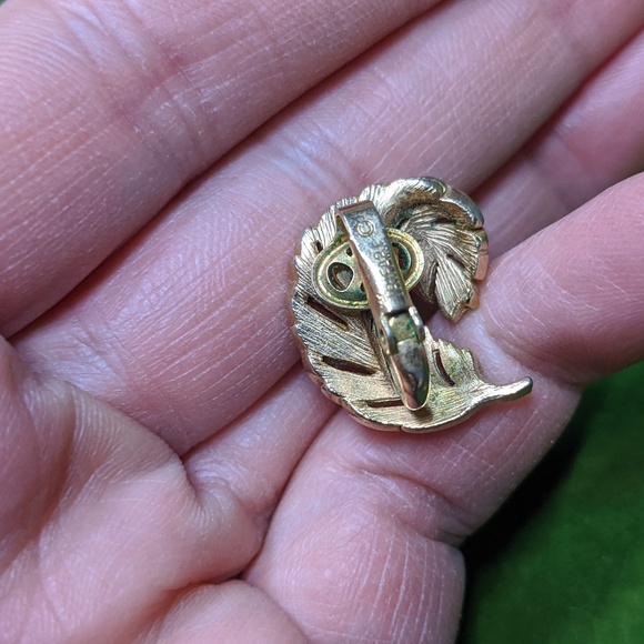 Crown Trifari Feather Gold-Tone Clip On Earrings - Picture 5 of 6